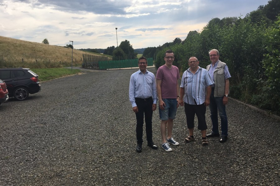 Die SPD-Fraktionsmitglieder Patrick Krug, Klaus Weitzel und Walter Theis machen sich gemeinsam mit dem SPD-Landtagsdirektkandidaten Swen Bastian (1. v. l.) ein Bild des sanierten Parkplatzes
