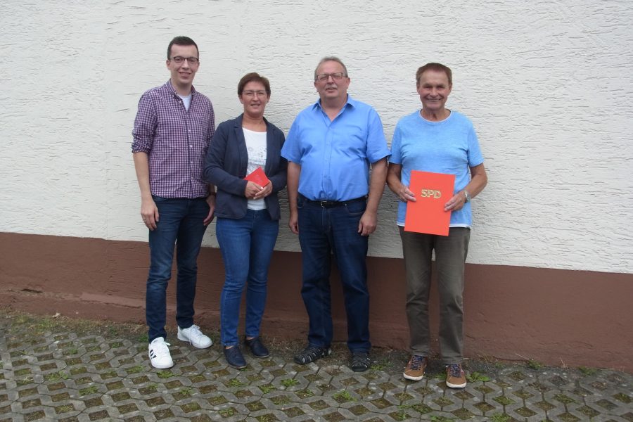 Das Neumitglied Anna Rupp und der für 50-jährige Mitgliedschaft geehrte Gerhard Agel (1. v. r.)